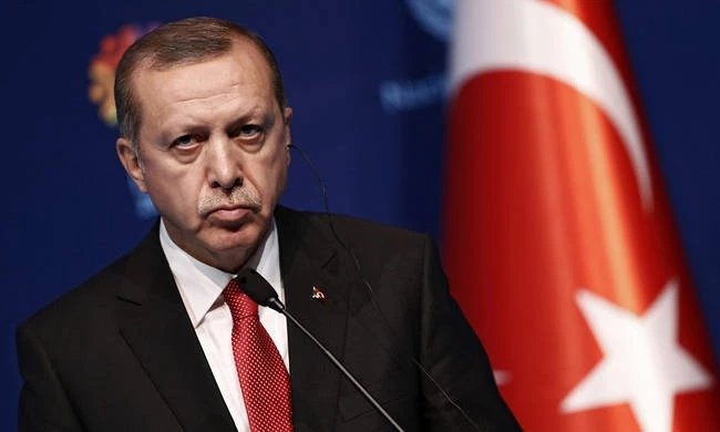 Γαλλικά «πυρά» κατά Σουλτάνου: Ο Ερντογάν εναντίον πάντων – Διπλωματικός πόλεμος και μέτωπα παντού για τον Τούρκο πρόεδρο